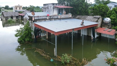 น้ำท่วมฉับพลันไหลลงสู่แม่น้ำบ๋าย ชาวบ้านในเมืองทัญฮว้า 100 หลังคาเรือนต้องจมอยู่ใต้น้ำ