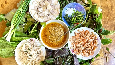 សាឡាត់ស្លឹក - សាឡាត់ "ត្រជាក់" ដែលមានស្លឹកជាង 30 ប្រភេទ អតិថិជននឹង "ហត់" ពីការក្រឡុកមុខម្ហូបពិសេសនេះនៅ Kon Tum