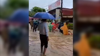 Thanh Hóa: Lực lượng chức năng hỗ trợ học sinh đi qua dòng nước lũ