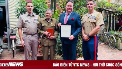 Đại sứ Mỹ Marc Knapper trao trả nhật ký cho cựu chiến binh Việt Nam