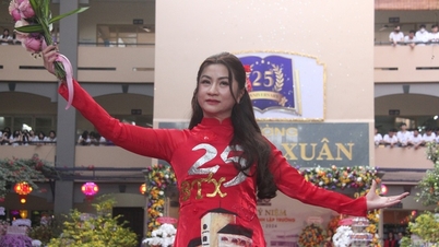 นักเรียนต่างตื่นเต้นที่จะได้เห็นครูของตนแสดงแฟชั่นชุดอ่าวหญ่าย