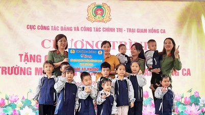 Menyumbangkan ao dai dan pakaian hangat kepada guru dan siswa taman kanak-kanak di Penjara Hong Ca