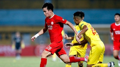 Hoàng Đức hãy lại tỏa sáng đi vì… HLV Troussier sẽ soi kỹ từ khán đài V-League
