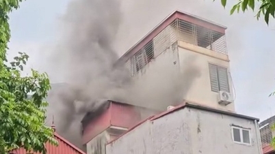 Hausbrand in Hanoi am Mittag, die ganze Nachbarschaft eilte herbei, um das Feuer zu löschen