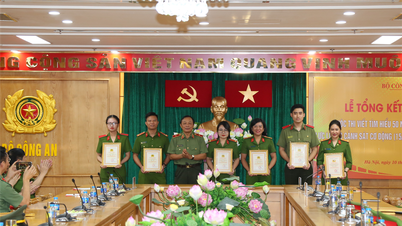 Awarding ceremony of the Writing Contest to learn about the 50th anniversary of the Mobile Police Force's tradition day
