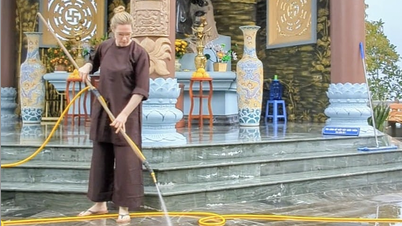 ជនបរទេសធ្វើការងារស្ម័គ្រចិត្តនៅក្នុងព្រះវិហារ