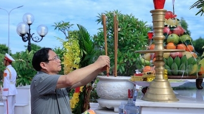 Thủ tướng Chính phủ viếng Nghĩa trang liệt sĩ Ba Dốc và viếng mộ Đại tướng Võ Nguyên Giáp