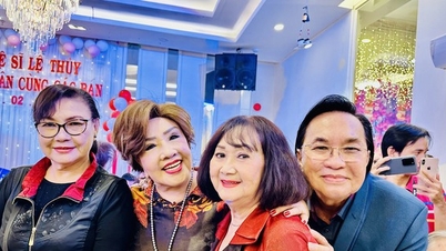 NSND Lệ Thủy tất bật trao từ thiện cuối năm