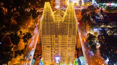 Notre Dame Cathedral ភ្លឺនៅពេលយប់ អ្នកស្រុក HCMC ដើរតាមផ្លូវមុនបុណ្យណូអែល