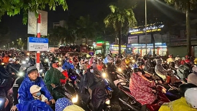 Nhiều đường ở Cần Thơ ngập sâu, kẹt cứng sau trận mưa lớn nhất từ đầu năm