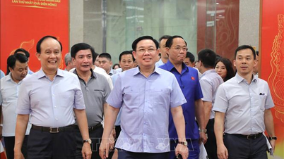 Chủ tịch Quốc hội Vương Đình Huệ dự tổng duyệt lễ trao giải Diên Hồng