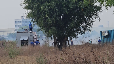 2 cases of burning grass and trash spread in the heat, causing panic in Tan Phu