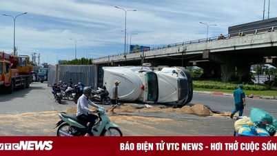 Xe container lật ngang, dầu nhớt tràn ra khiến quốc lộ 13 kẹt cứng