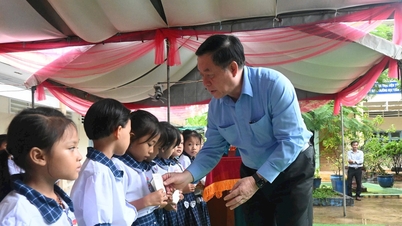 Trưởng Ban Tuyên giáo Trung ương trao học bổng cho học sinh nghèo