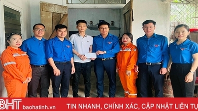 Tặng quà cho thí sinh hoàn cảnh khó khăn trước kỳ thi tốt nghiệp THPT