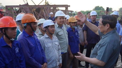 Prime Minister surveys Chau Doc expressway project