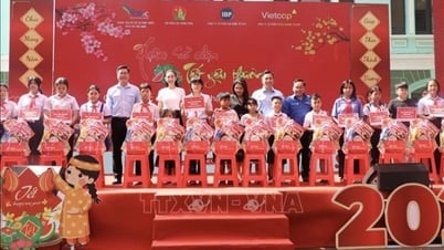 The Love Bus បរិច្ចាគថវិកាជិត ៩ពាន់លានដុង ឧបត្ថម្ភដល់កុមារកំព្រា ដោយសារជំងឺរាតត្បាត Covid-19