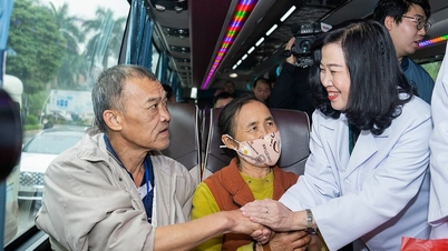 Xe '0 đồng' chở bệnh nhân ung thư về quê ăn Tết