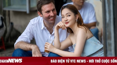 Diễn viên Lan Phương tình tứ dạo phố bên chồng Tây