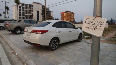 La acera de la playa de Thien Cam está ocupada como estacionamiento.