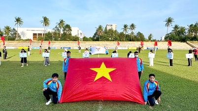 Sân Quân khu 5 khang trang chờ giờ bóng lăn