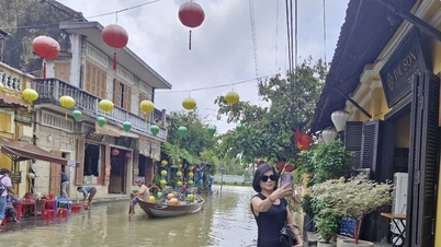 Du khách ngắm phố cổ Hội An mùa nước lũ