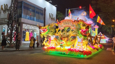Diễu hành xe hoa mừng lễ Phật Đản