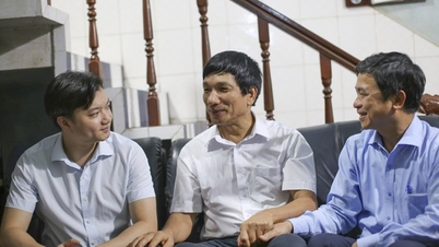 លេខាសម្ព័ន្ធយុវជនមជ្ឈិមបានទៅសួរសុខទុក្ខ និងជូនអំណោយដល់វិទ្យាល័យនៅស្រុកភ្នំមួយក្នុងខេត្ត Binh Dinh ក្នុងឱកាសថ្ងៃទី ២០ ខែវិច្ឆិកា។