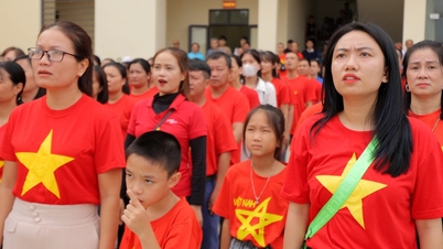 Hơn 2.000 người hát quốc ca trên đỉnh Suối Giàng