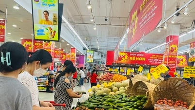 Khách ồ ạt “săn” hàng khuyến mãi