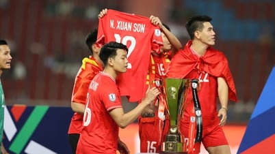 ប៉ះដោយ Quang Hai, Duy Manh ពាក់អាវរបស់ Nguyen Xuan Son ដើម្បីទទួលរង្វាន់