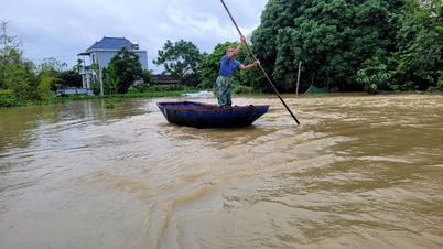 Đường biến thành sông, người dân Thanh Hóa đi thuyền trên phố