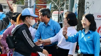 Hàng ngàn công nhân về quê đón tết trên 'Chuyến tàu xuân nghĩa tình'