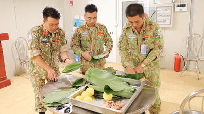 ទាហាន​វៀតណាម​រុំ​បាន​ជុង​ដើម្បី​អបអរ​បុណ្យ​តេត​នៅ​អាហ្វ្រិក