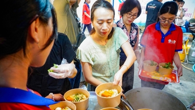 Anh xe ôm, đạo diễn,… gác việc đi nấu mì 0 đồng cho "người dưng"