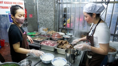 Quán phở đông bậc nhất Hà Nội, khách phố cổ đi hàng chục cây số, xếp hàng chờ ăn