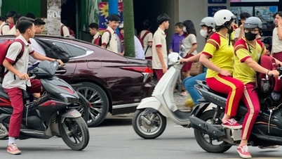 Continuously fined, Binh Duong students still ride motorbikes to school