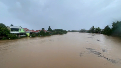 (Live) Storm Tra Mi causes sea levels to rise and flood the shore in Thua Thien Hue