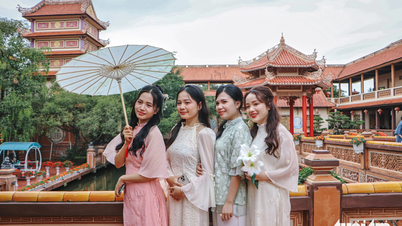 Giới trẻ rộn ràng chụp ảnh Tết tại ngôi chùa đẹp như phim cổ trang