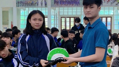 Tien Phong Plastic ផ្តល់មួកសុវត្ថិភាពដល់សិស្សានុសិស្ស