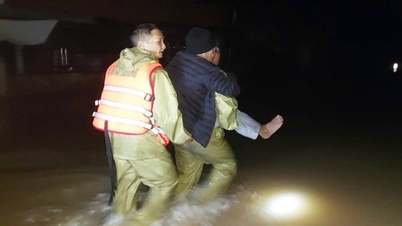 Border guards cut floodwaters, carry patients to emergency room at night