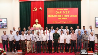 Ministry of National Defense meets with delegation of people with revolutionary contributions from Tra Vinh province