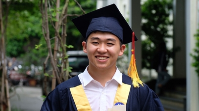និស្សិត​ប្រុស​ផ្នែក​អក្សរសាស្ត្រ​បាន​បញ្ចប់​ថ្នាក់​កិត្តិយស​ផ្នែក​អប់រំ​គណិតវិទ្យា