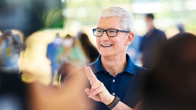 នាយកប្រតិបត្តិ Apple លោក Tim Cook ត្រូវបានហ៊ុំព័ទ្ធដោយយុវជនវៀតណាម នៅពេលដែលលោកបានបង្ហាញខ្លួនភ្លាមៗនៅទីក្រុងហាណូយ។