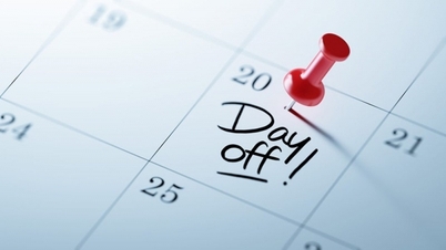 In what cases are employees allowed to take personal leave with full pay?