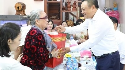 ប្រធានទីក្រុងហាណូយទៅសួរសុខទុក្ខប្រជាជនជាកុសល និងអ្នកទទួលផលគោលនយោបាយក្នុងឱកាសថ្ងៃទី ២៧ ខែកក្កដា