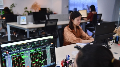 Cổ phiếu bất động sản sôi sục, Novaland đảo chiều tăng trần, Phát Đạt đột biến