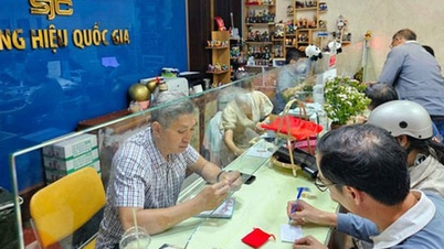 Muốn mua vàng phải chờ!
