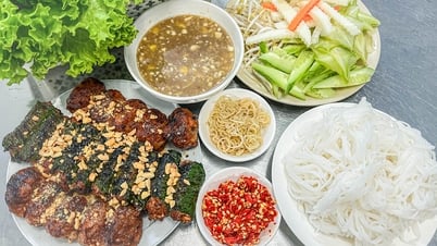 &amp;apos;សាច់គោអាំងដែលរុំដោយស្លឹកឡូតូនៅលើផ្លូវរថភ្លើង&amp;apos;តម្លៃខ្ពស់កប់ពពកនៅតែទាក់ទាញអតិថិជនជាបន្តបន្ទាប់នៅទីក្រុងហូជីមិញ