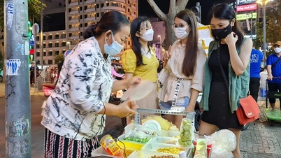 អ្នកនិយមលេងអ៊ីនធឺណេត កំពុងពិភាក្សាគ្នាយ៉ាងរំជើបរំជួលរឿងក្មេងស្រីម្នាក់រស់នៅក្នុងទីក្រុងហូជីមិញ ទទួលបានប្រាក់ខែ១០លាន សន្សំបាន៣លាន។